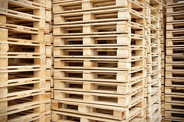 Pallet fechado de madeira